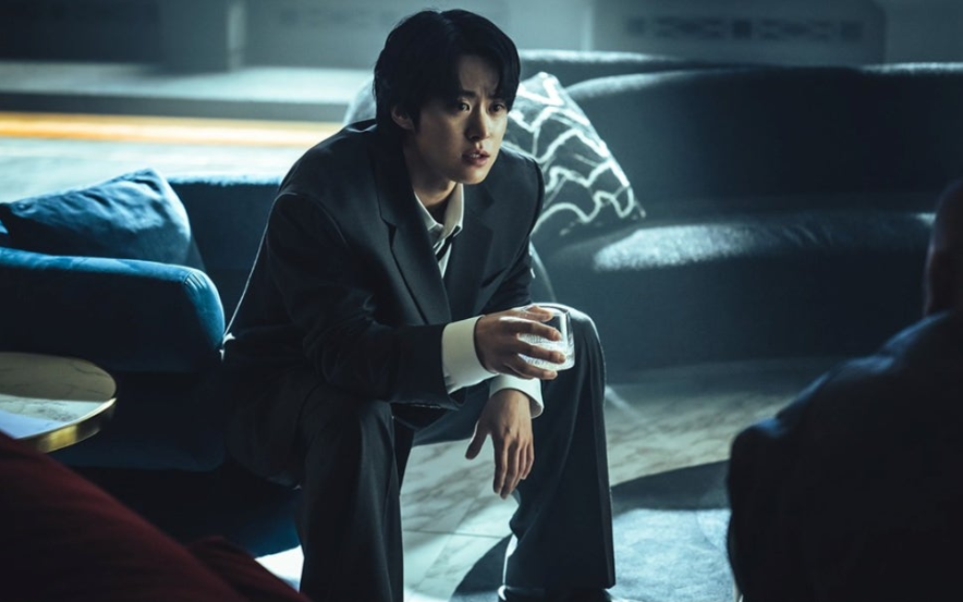 남기석을 죽인 빌런. 봉산 그룹 회장의 아들로 사건의 도화선을 일으킨 주범. 남기석을 죽인 빌런. 봉산 그룹 회장의 아들로 사건의 도화선을 일으킨 주범.