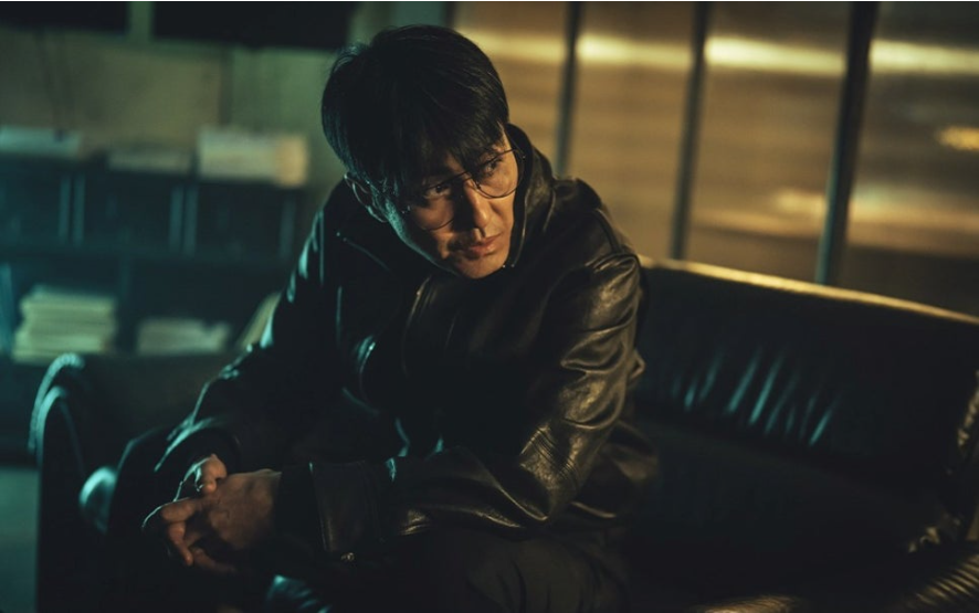 주운과 봉산을 오가며 실속을 챙기는 현직 경찰. 주운과 봉산을 오가며 실속을 챙기는 현직 경찰.