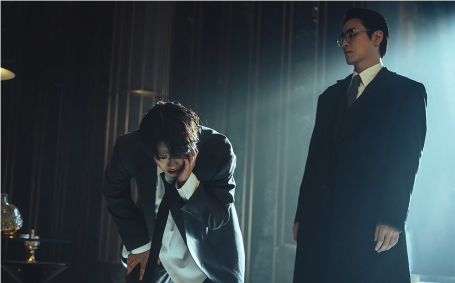 구준모에게 치욕을 안겨주는 남기석. 이 일로 인해 구준모에게 청부살해 당하게 된다. 구준모에게 치욕을 안겨주는 남기석. 이 일로 인해 구준모에게 청부살해 당하게 된다.
