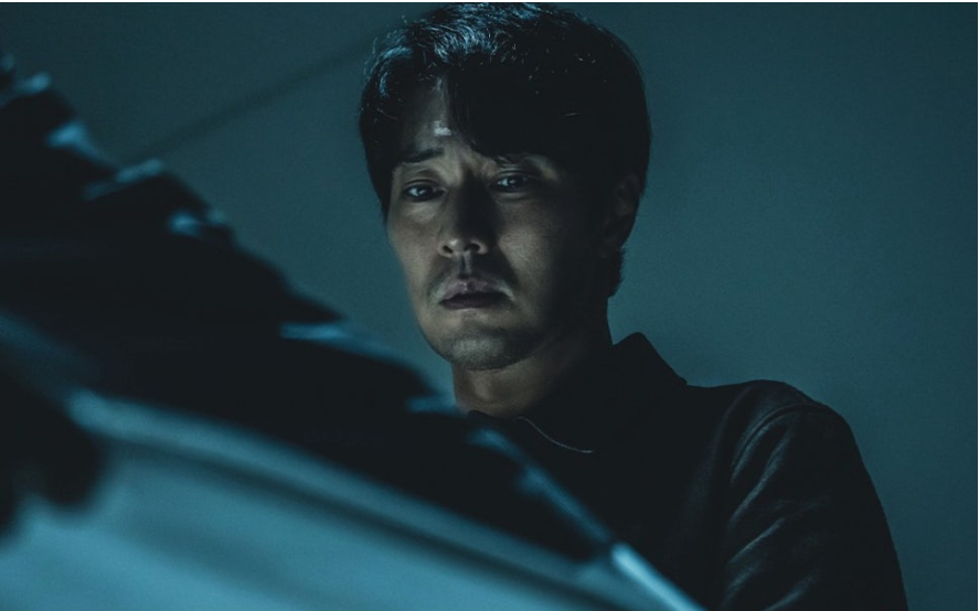 남기석의 죽음을 확인하는 남기준. 동생을 잃은 슬픔과 복수를 암시하는 남기준의 눈빛. 남기석의 죽음을 확인하는 남기준. 동생을 잃은 슬픔과 복수를 암시하는 남기준의 눈빛.