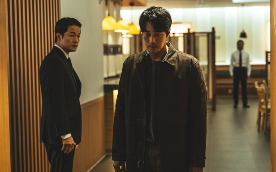 장례식장을 방문한 남기준. 동생의 죽음이 믿기지 않는 남기준의 표정. 장례식장을 방문한 남기준. 동생의 죽음이 믿기지 않는 남기준의 표정.