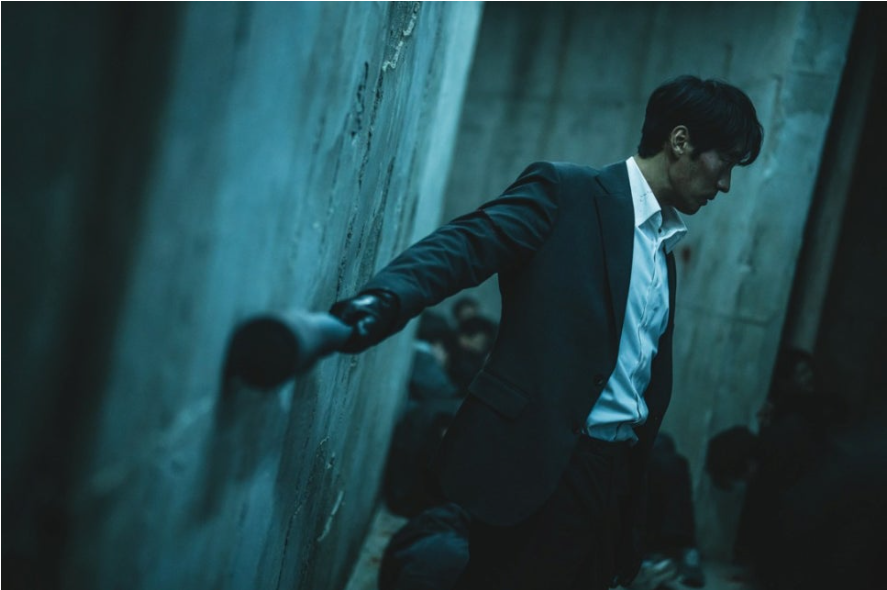 구준모가 고용한 파이터들과 혼자서 모두 상대하는 남기준. 구준모가 고용한 파이터들과 혼자서 모두 상대하는 남기준.