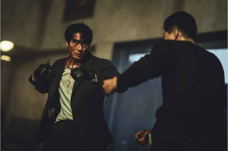 격투기 선수와 치열하게 싸우고 있는 남기준. 많은 싸움으로 지쳐 있는 남기준의 모습. 격투기 선수와 치열하게 싸우고 있는 남기준. 많은 싸움으로 지쳐 있는 남기준의 모습.