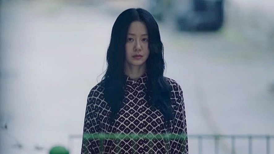 배우 고현정으로 보이는 여주인공이 화면 중앙에 클로즈업되어 있습니다. 그녀는 검은색 긴 생머리를 하고 패턴이 있는 블라우스를 입은 채 어딘가를 응시하고 있습니다. 주변 배경은 다소 흐릿하고 밝아 그녀의 무표정한 얼굴이 더욱 부각됩니다. 배우 고현정으로 보이는 여주인공이 화면 중앙에 클로즈업되어 있습니다. 그녀는 검은색 긴 생머리를 하고 패턴이 있는 블라우스를 입은 채 어딘가를 응시하고 있습니다. 주변 배경은 다소 흐릿하고 밝아 그녀의 무표정한 얼굴이 더욱 부각됩니다.